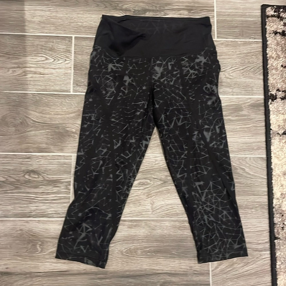 Lululemon black gray capri leggings size 4